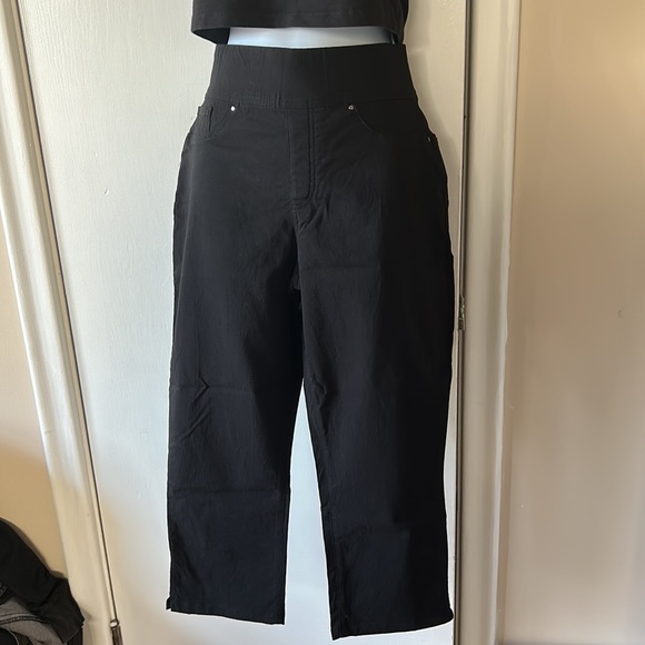 Ricki’s Black Stretch Capris - Picture 3 of 4